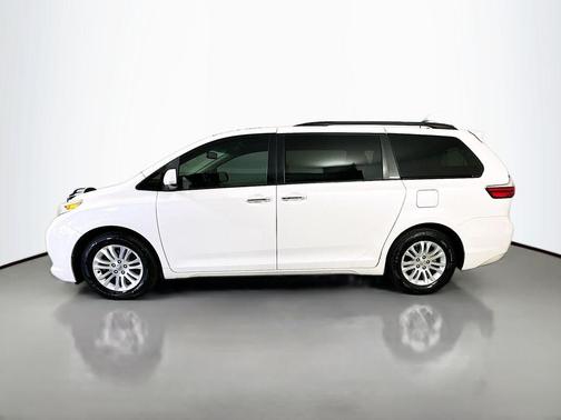 Blizzard Pearl 2017 Toyota Sienna XLE