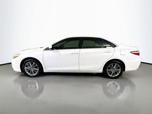 Blizzard Pearl 2016 Toyota Camry SE