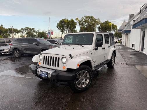 Bright White Clearcoat 2017 Jeep Wrangler Sahara