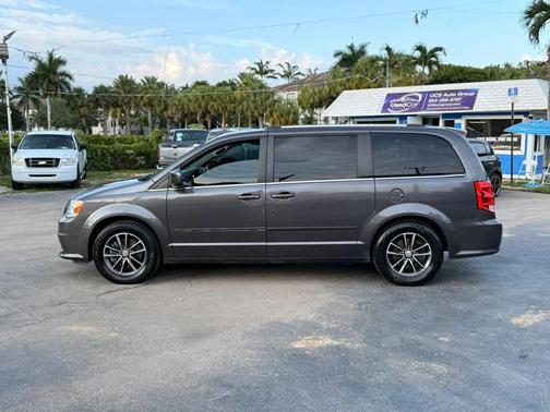 Granite Pearlcoat 2017 Dodge Grand Caravan SXT
