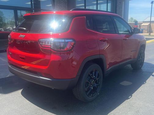 Red Hot Pearlcoat 2026 Jeep Compass Latitude