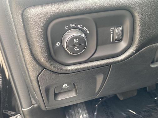 Diamond Black Crystal Pearlcoat 2026 RAM 1500 Express