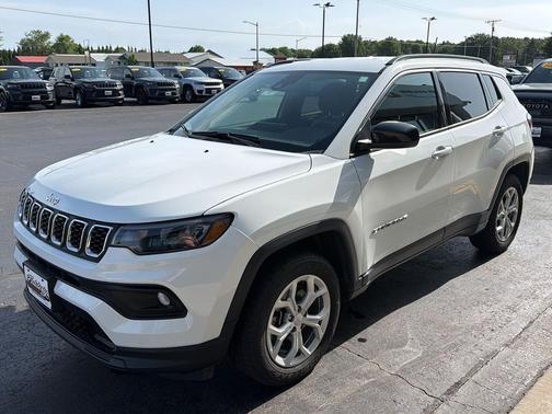 Bright White Clearcoat 2024 Jeep Compass Latitude