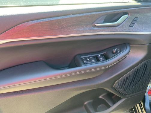 Diamond Black Crystal Pearlcoat 2023 Jeep Grand Cherokee L Limited