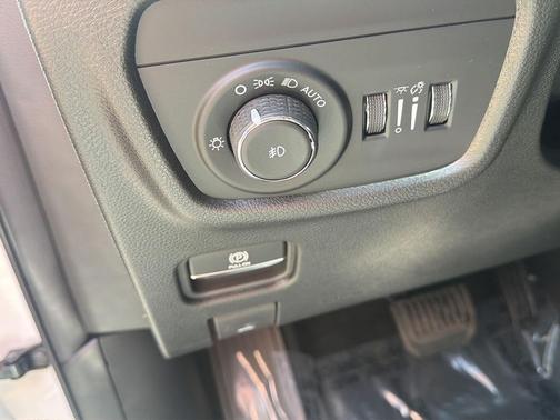 Bright White Clearcoat 2026 Jeep Grand Cherokee L Limited
