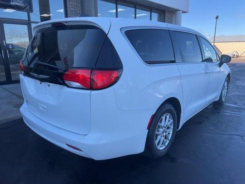 2022 Chrysler Voyager LX