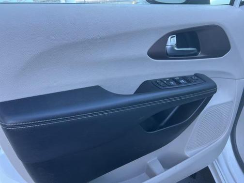 2022 Chrysler Voyager LX