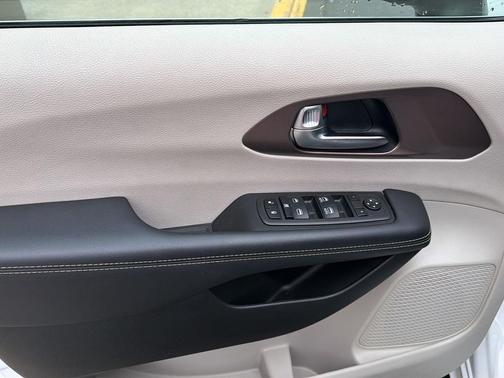 Bright White Clearcoat 2023 Chrysler Voyager LX