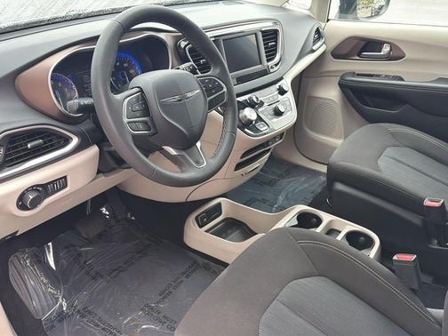 Bright White Clearcoat 2023 Chrysler Voyager LX