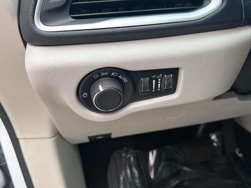 Bright White Clearcoat 2023 Chrysler Voyager LX