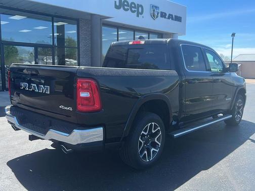 Diamond Black Crystal Pearlcoat 2026 RAM 1500 Laramie