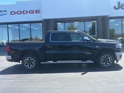 Diamond Black Crystal Pearlcoat 2026 RAM 1500 Laramie