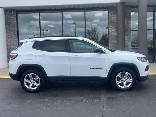 Bright White Clearcoat 2024 Jeep Compass Latitude