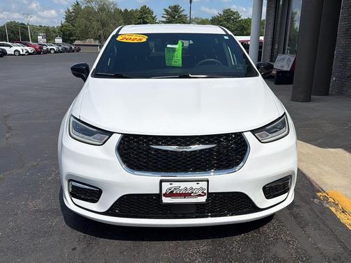 Bright White Clearcoat 2025 Chrysler Pacifica L