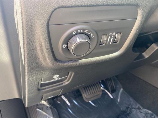 Silver Zynith 2026 Jeep Grand Cherokee L Altitude