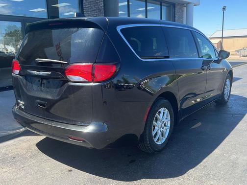 Brilliant Black Crystal Pearlcoat 2023 Chrysler Voyager LX