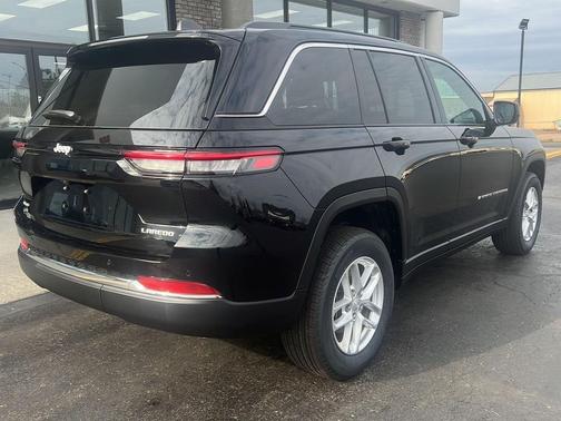Diamond Black Crystal Pearlcoat 2026 Jeep Grand Cherokee Altitude