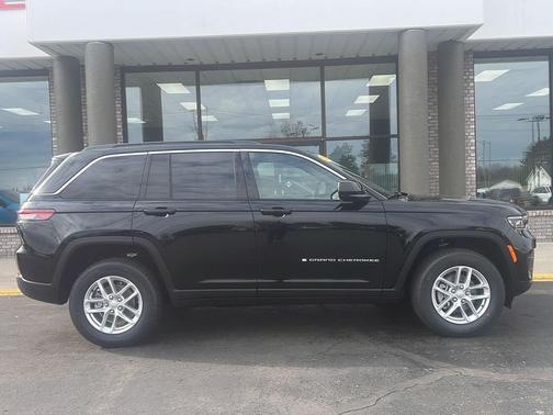 Diamond Black Crystal Pearlcoat 2026 Jeep Grand Cherokee Altitude