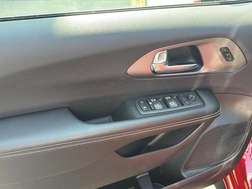 Red Hot Pearlcoat 2027 Chrysler Pacifica L