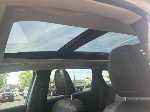 Bright White Clearcoat 2022 Jeep Cherokee Limited