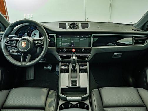 Volcano Grey Metallic 2026 Porsche Macan Macan
