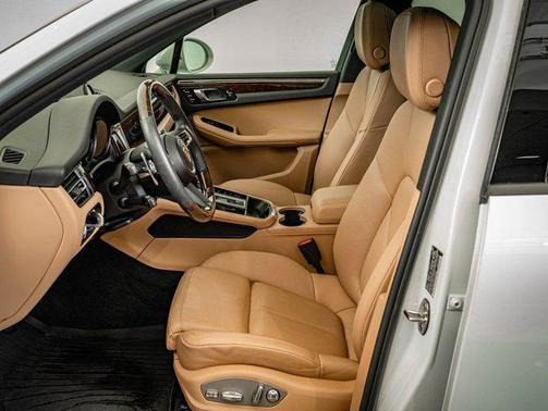 Carrara White Metallic 2025 Porsche Macan Macan