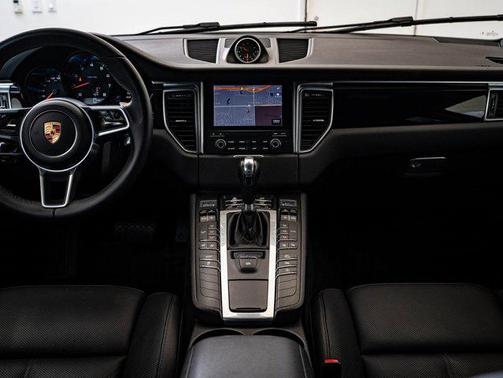 2018 Porsche Macan Base (PDK)