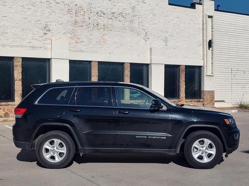 Diamond Black Crystal Pearlcoat 2017 Jeep Grand Cherokee Laredo