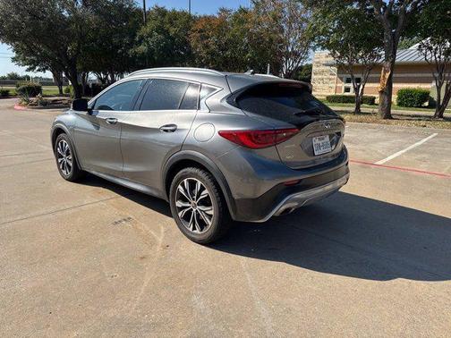 2017 INFINITI QX30 Luxury