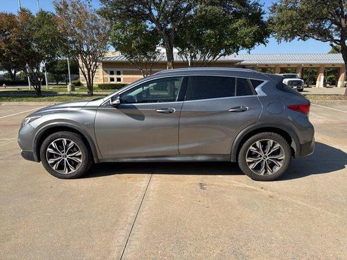 2017 INFINITI QX30 Luxury
