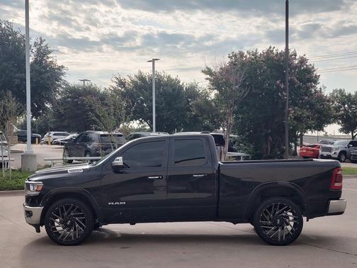 Diamond Black Crystal Pearlcoat 2019 RAM 1500 Laramie