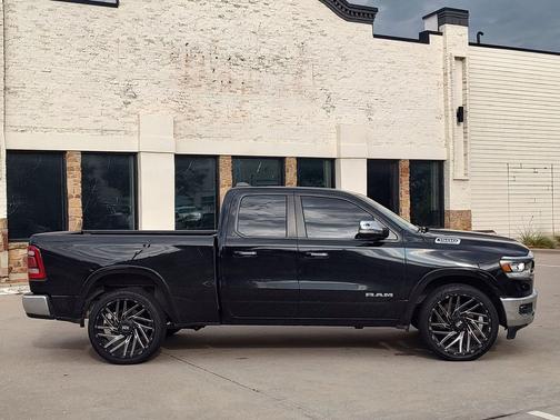 Diamond Black Crystal Pearlcoat 2019 RAM 1500 Laramie