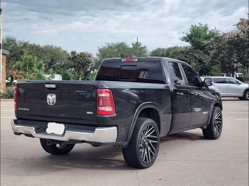 Diamond Black Crystal Pearlcoat 2019 RAM 1500 Laramie