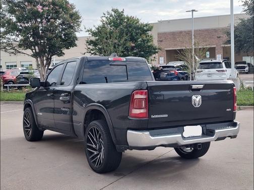 Diamond Black Crystal Pearlcoat 2019 RAM 1500 Laramie