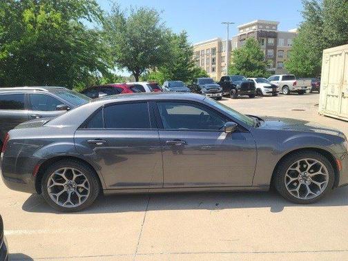 Photo 3 of 7 of 2018 Chrysler 300 S