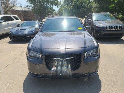 Photo 5 of 7 of 2018 Chrysler 300 S