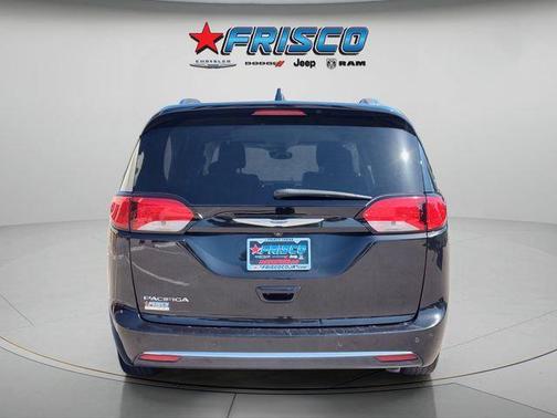 Brilliant Black Crystal Pearlcoat 2020 Chrysler Pacifica Touring-L Plus