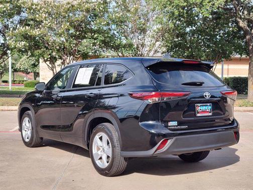 2024 Toyota Highlander LE