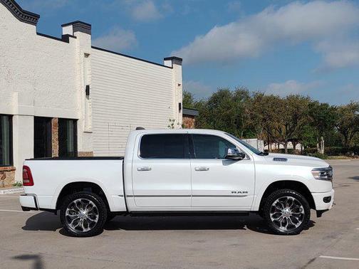 Ivory White Tri-Coat Pearlcoat 2019 RAM 1500 Limited