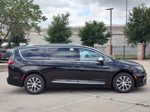 2025 Chrysler Pacifica L