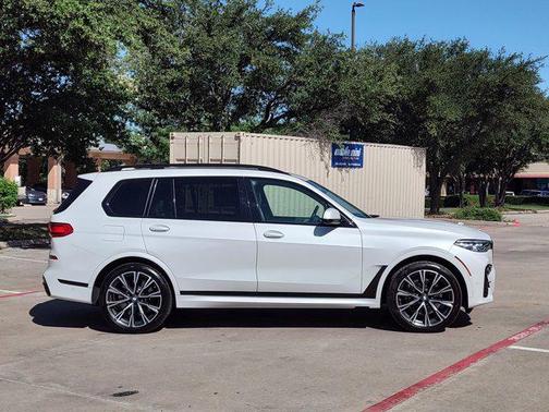 2022 BMW X7 M50i