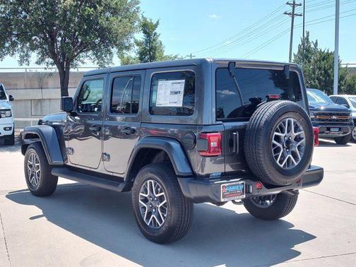 2025 Jeep Wrangler 4-Door Sahara 4x4