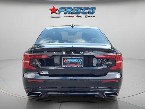 Onyx Black Metallic 2022 Volvo S60 T5 Momentum