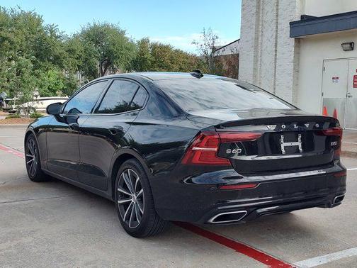 Onyx Black Metallic 2022 Volvo S60 T5 Momentum