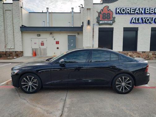 Onyx Black Metallic 2022 Volvo S60 T5 Momentum