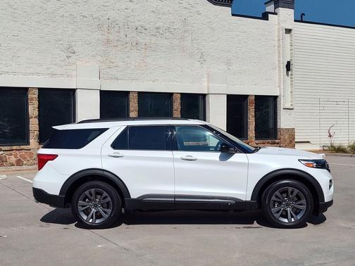 Star White Metallic Tri-Coat 2023 Ford Explorer XLT