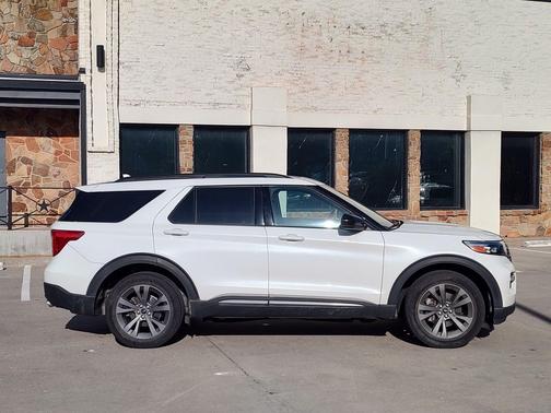 Star White Metallic Tri-Coat 2023 Ford Explorer XLT