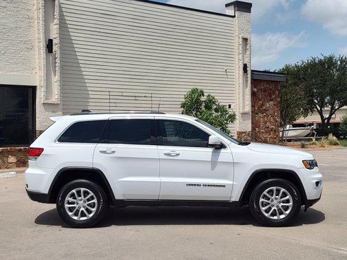 Bright White Clearcoat 2021 Jeep Grand Cherokee Laredo