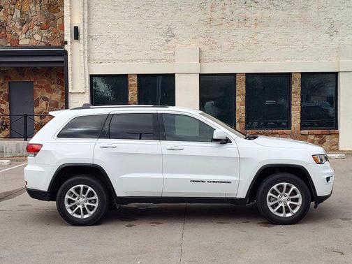 Bright White Clearcoat 2021 Jeep Grand Cherokee Laredo