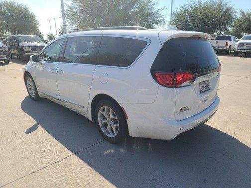 Photo 3 of 7 of 2017 Chrysler Pacifica Touring-L